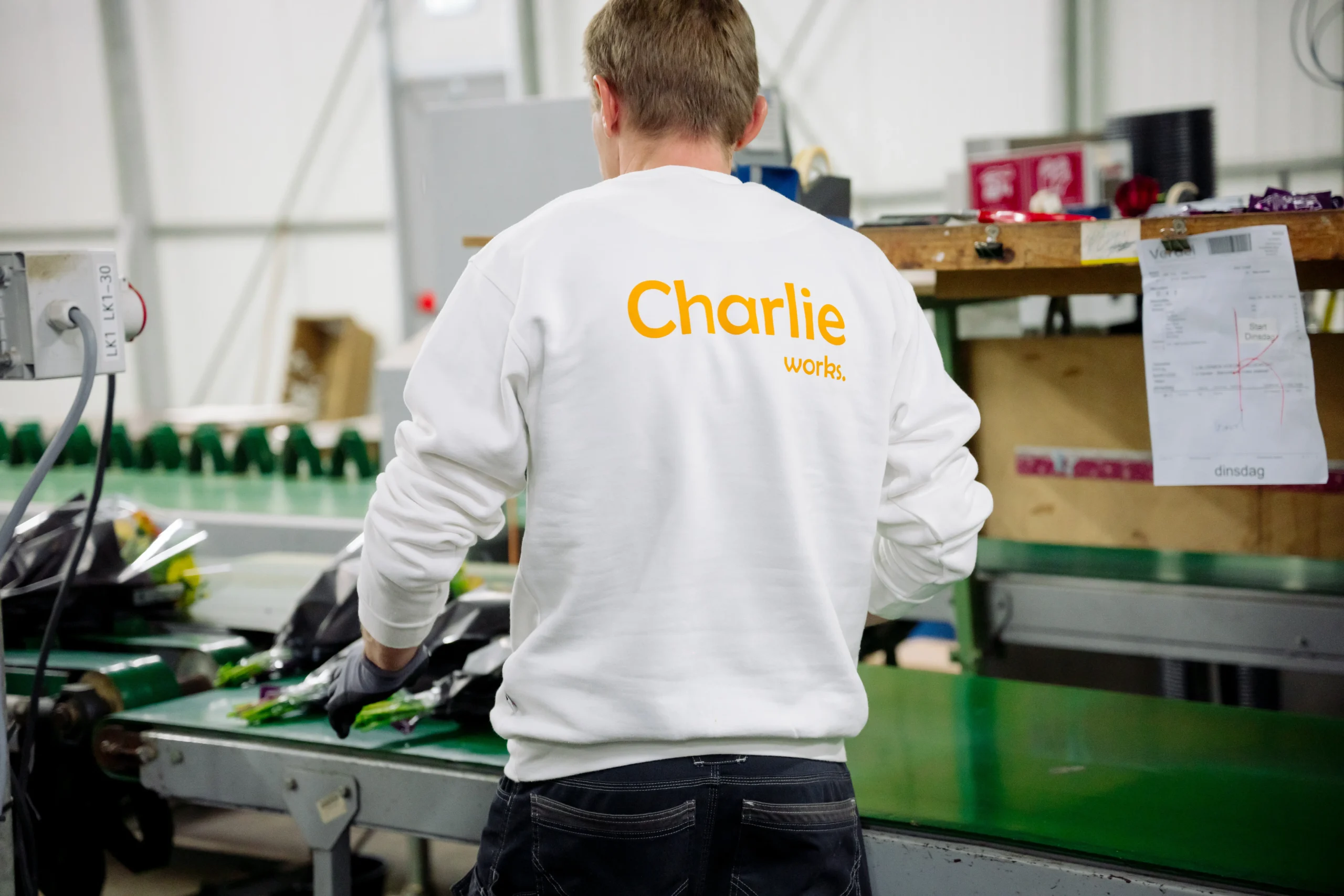 Medewerker van Charlie works aan het werk