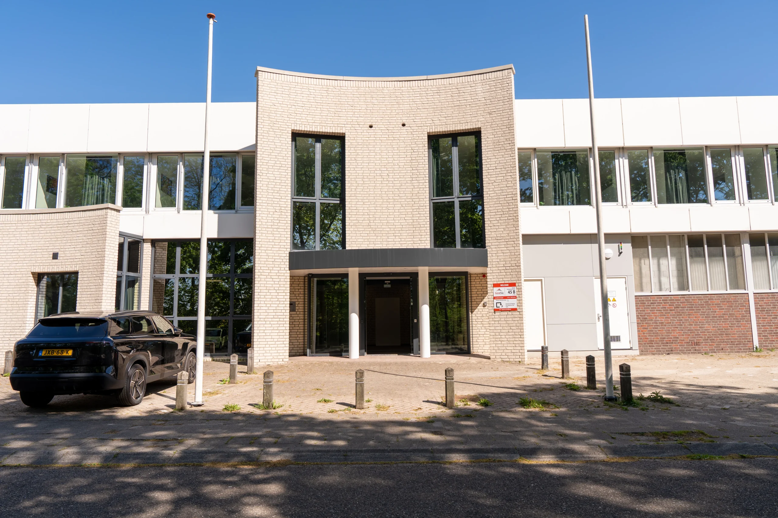 Entree Charlie Housing Weert