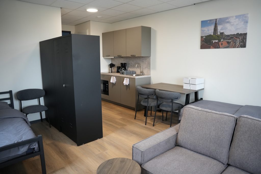 Kamer met zithoek en keukenblok