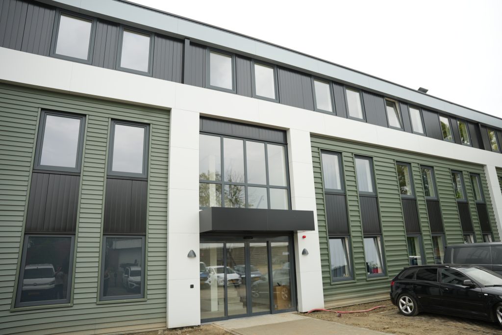Het eerste gebouw